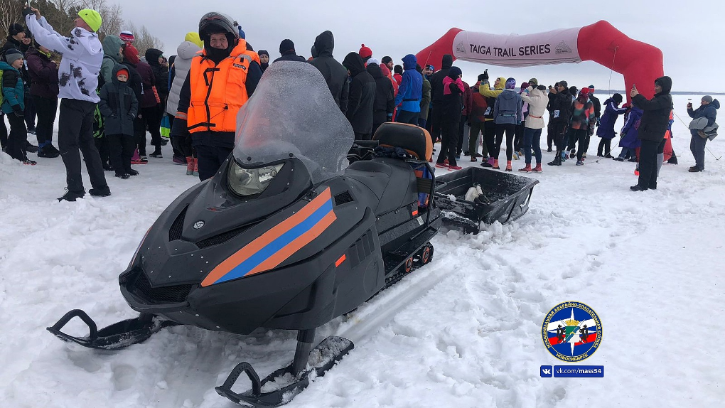 Новосибирская журналистка увязла по пояс в снегу на Обском море, понадобилась помощь спасателей