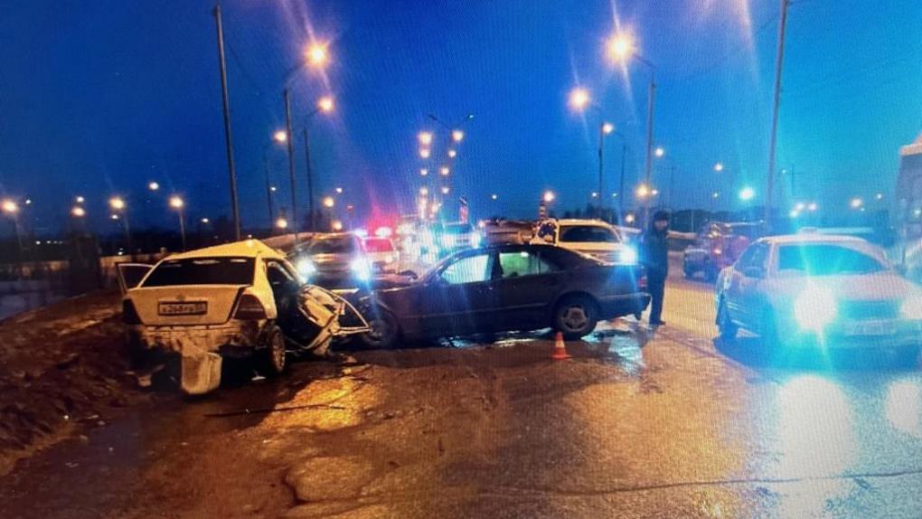 В Омске водитель легковушки столкнулся с иномаркой и впал в кому