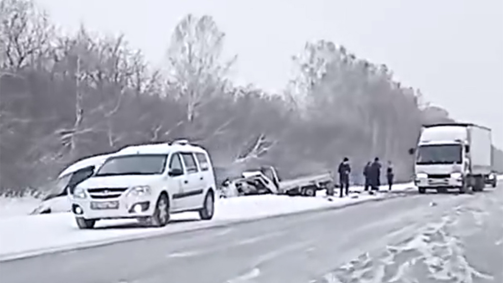 Водителю переломало ноги: в сети появилось видео со страшного ДТП у Северного объезда под Новосибирском