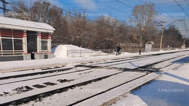 Школьница попала под электропоезд в Новосибирске