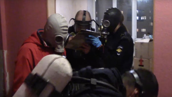 Оперативники в противогазах и с баллонами задерживали «химика», перешедшего закон – ВИДЕО