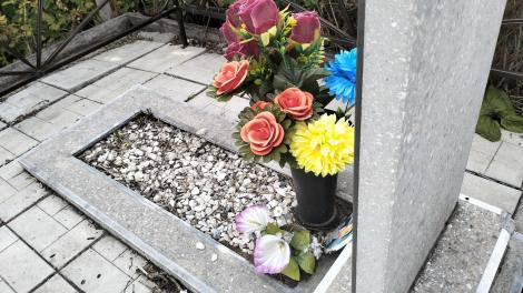 Иномарка перевернулась и рухнула на кладбище в Омской области
