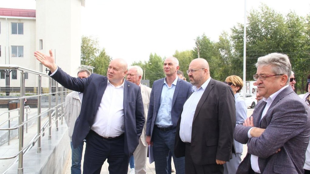 Мэр Омска и председатель горсовета проверили реализацию проектов по программе ФКГС