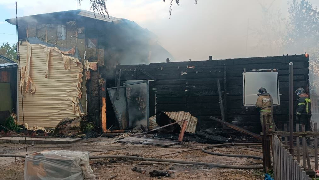 Помещение быстро охватило огнём: новосибирец застрял в горящем доме. ФОТО