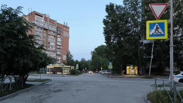 Неизвестный водитель сбил женщину и 7-летнюю девочку в Новосибирске