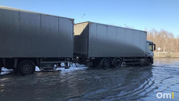 На трассе Тюмень – Омск вновь перекрыли движение для грузового транспорта
