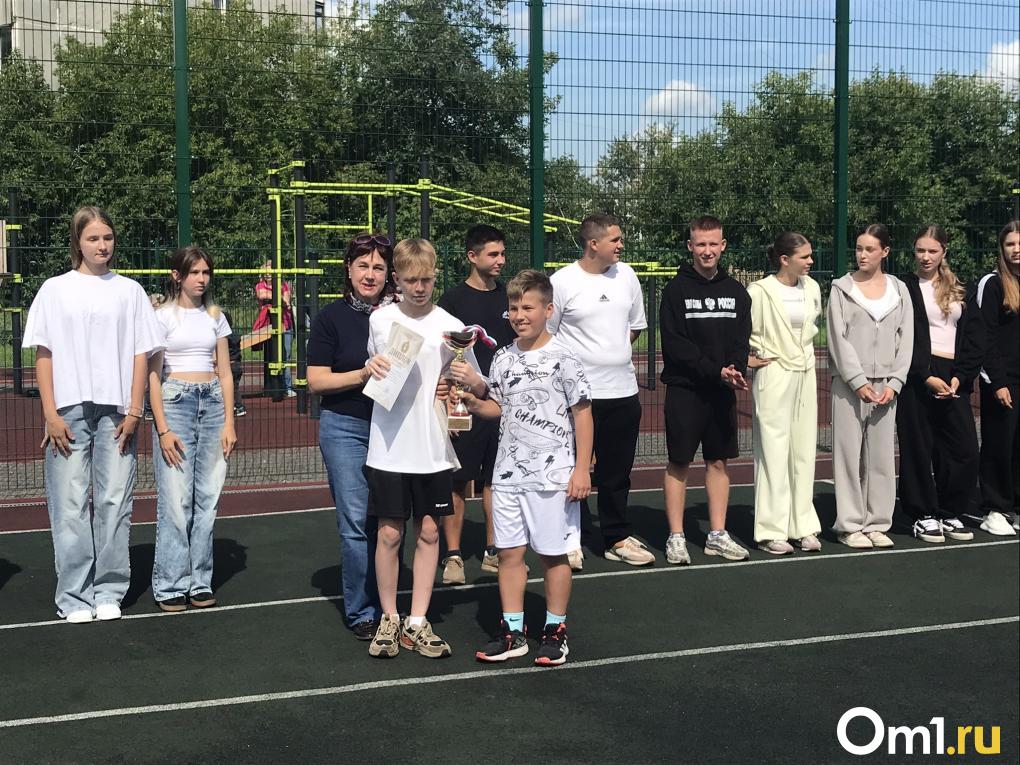 Школьники Новосибирска провели «Веселые старты» в честь Дня физкультурника
