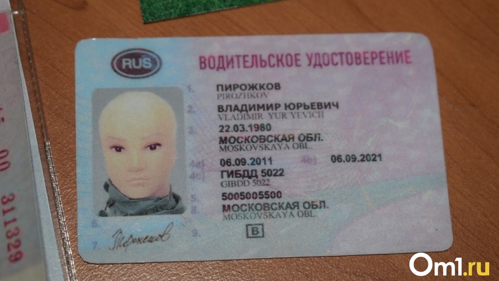 В Омской области осудили бывшего полицейского за продажу водительских удостоверений