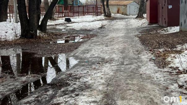 В Омске забил фонтан из колодца канализации