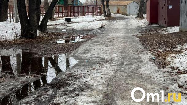 В Омске забил фонтан из колодца канализации