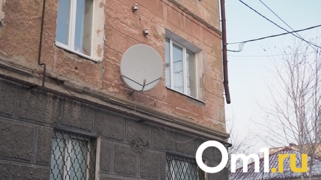 Перелом челюсти и травма головы: омичка выпала из окна своей квартиры