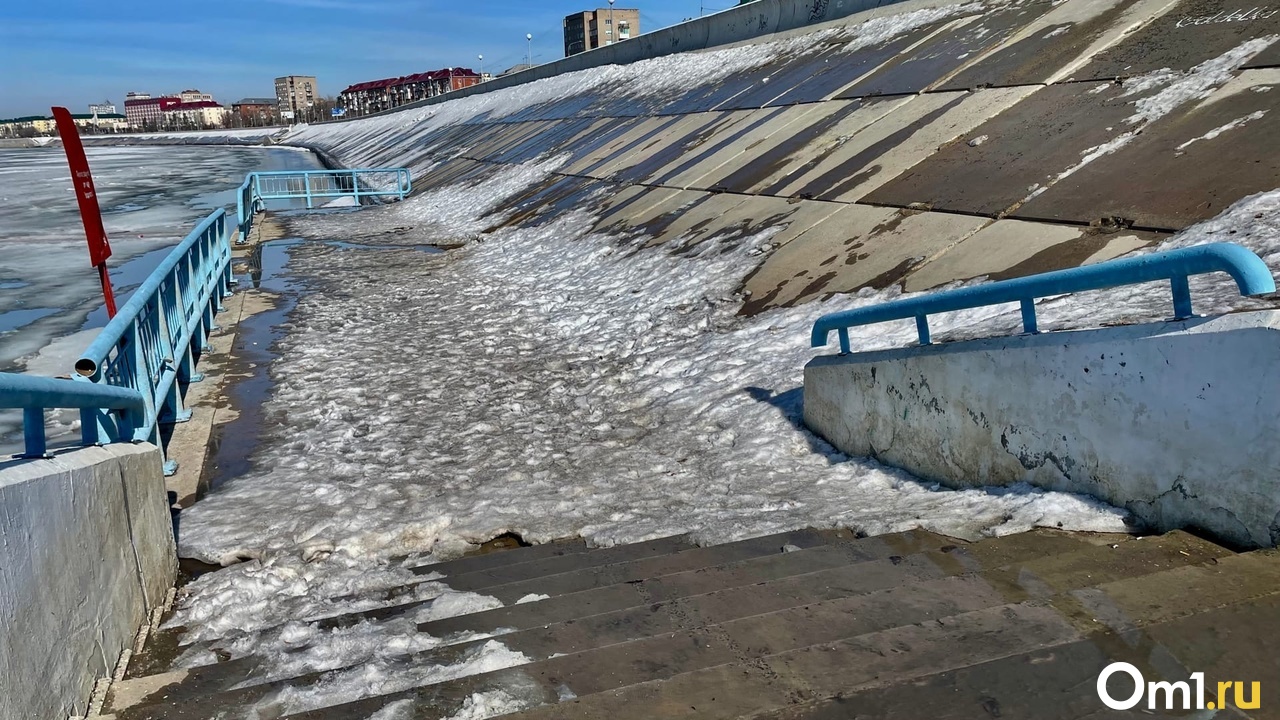 Город омск затопило. В Омске затопило набережную. У набережной. Ледоход. Ледоход на реке.