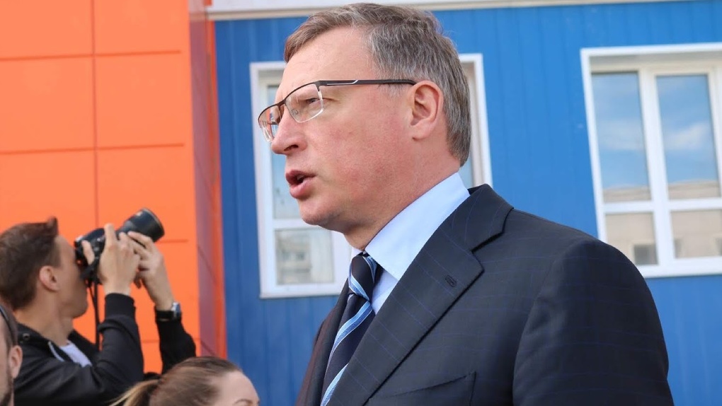 Губернатор Омской области Александр Бурков рассказал о том, кто привился из его родных от коронавируса