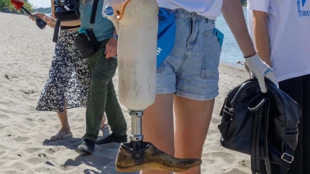 Протез ноги нашли волонтёры во время уборки острова Кораблик в Новосибирске. ВИДЕО