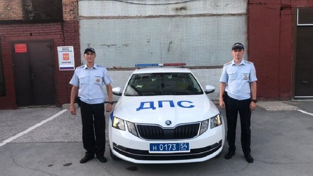 В Новосибирске сотрудники ДПС помогли 5-летней малышке, которой стало плохо в пробке