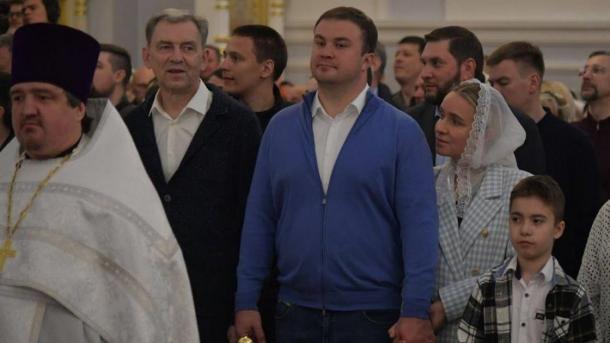 Виталий Хоценко вместе с семьёй посетил пасхальную службу в Омске