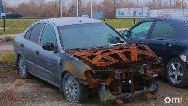 В Новосибирске мэрия будет сама убирать брошенные машины