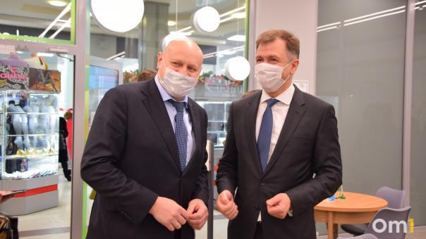 Мэр Омска Сергей Шелест оценил обновлённый офис Сбера