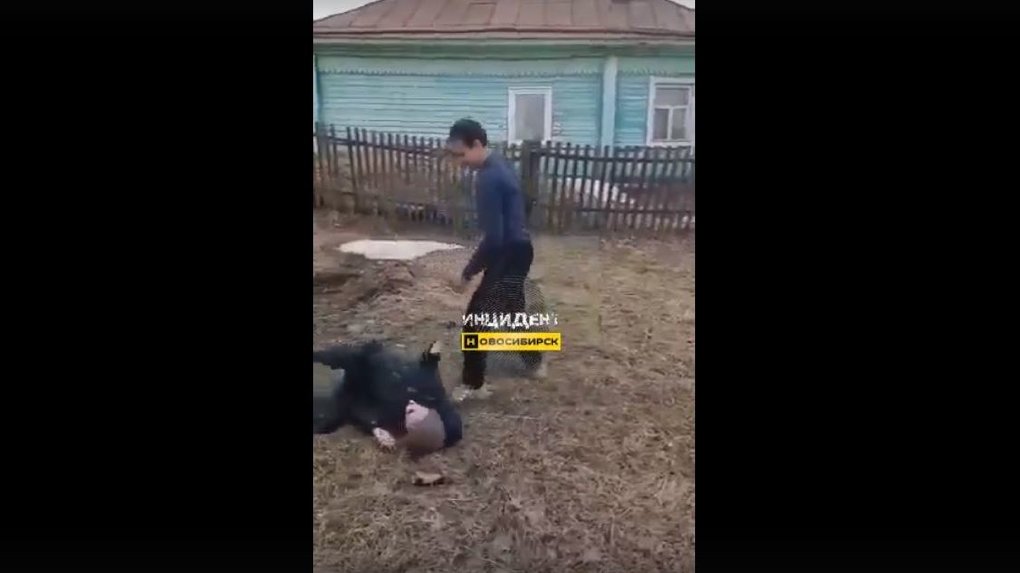 В селе Новосибирской области на камеру жестоко избили мальчика