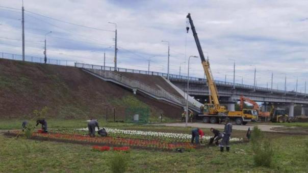 Насыпь у Ленинградского моста в Омске, где могли разрушиться тротуары, укрепили