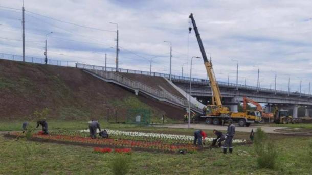 Насыпь у Ленинградского моста в Омске, где могли разрушиться тротуары, укрепили