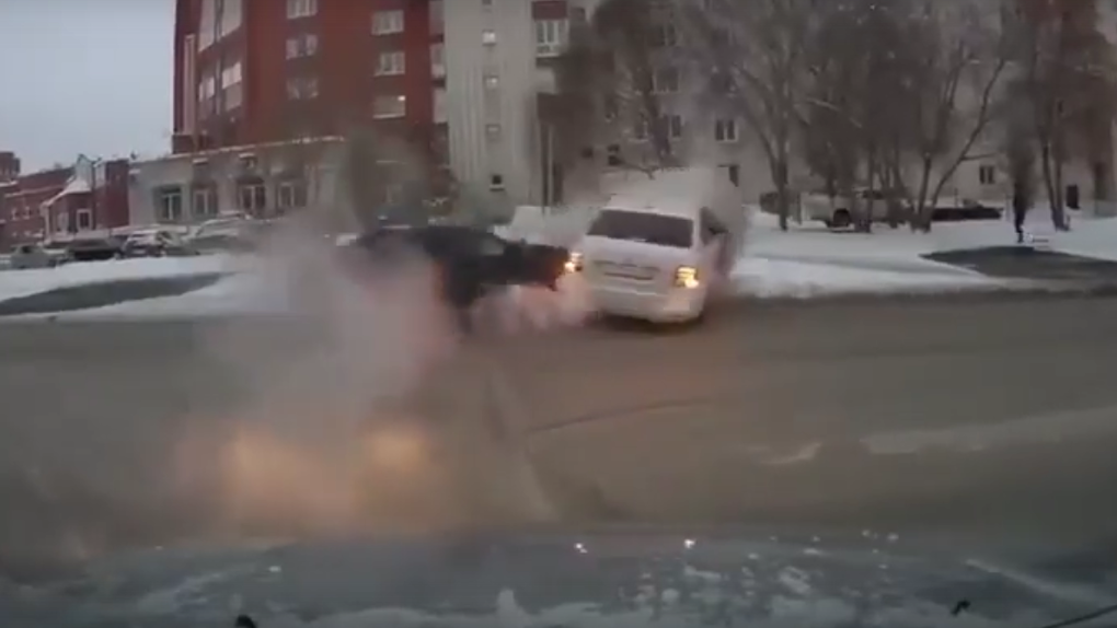 Омский таксист спас двух девушек, перекрыв дорогу своей машиной