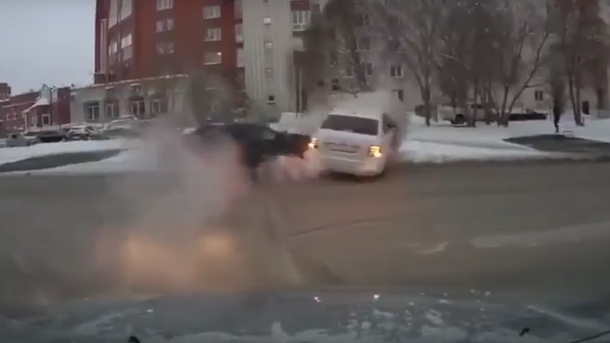 Омский таксист спас двух девушек, перекрыв дорогу своей машиной