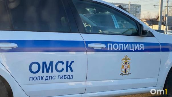 Под Омском задержали пьяного таксиста с пассажирами в машине