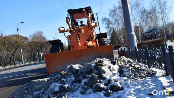 Опубликован список улиц, с которых сегодня в Омске вывезут снег