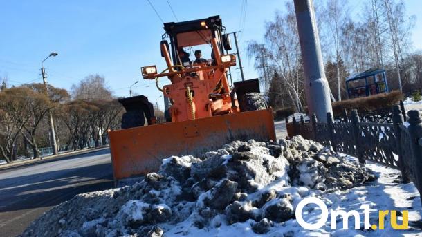 Опубликован список улиц, с которых сегодня в Омске вывезут снег