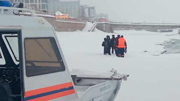 Четверо новосибирцев застряли посреди реки Обь под Октябрьским мостом. ФОТО