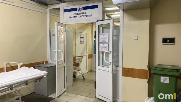 Забыл салфетку в ране: травматолога осудят за смерть пациентки в Новосибирске