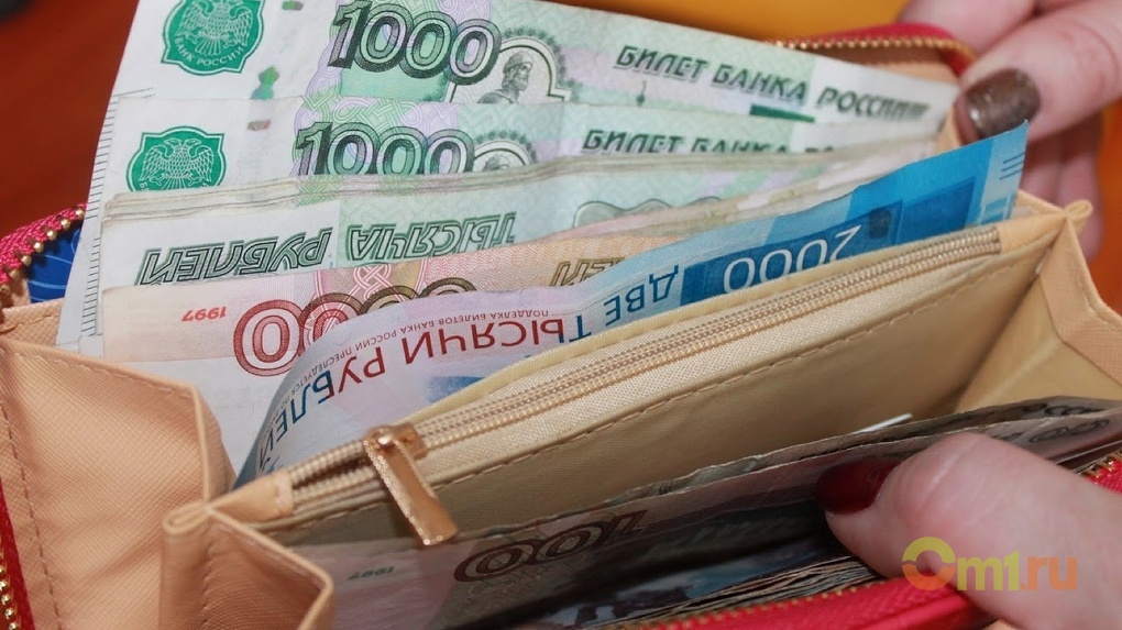Работникам омских предприятий задолжали по зарплате более 10 млн рублей
