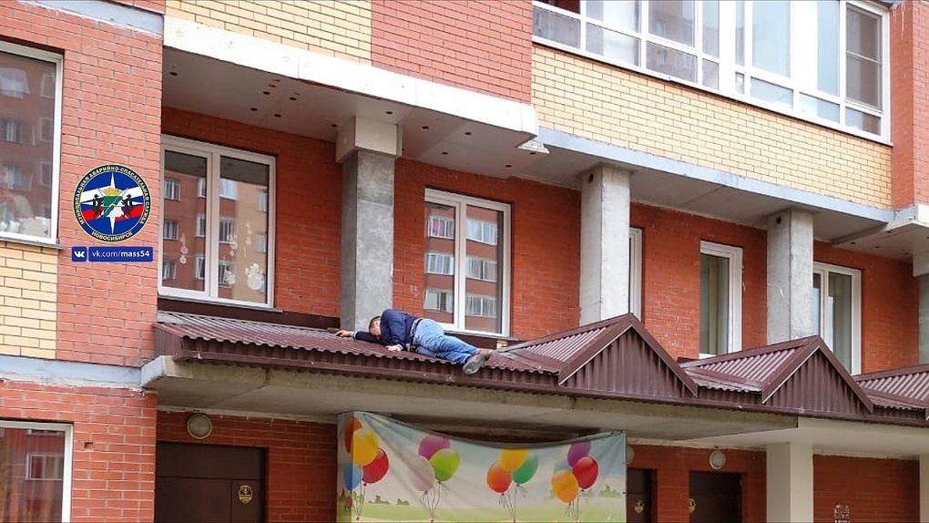 В Новосибирске мужчина упал на козырёк подъезда с третьего этажа