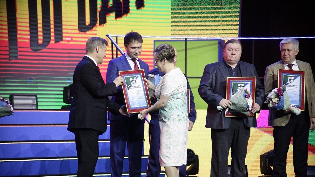 Накануне Дня города активным новосибирцам вручили премии и грамоты от мэрии