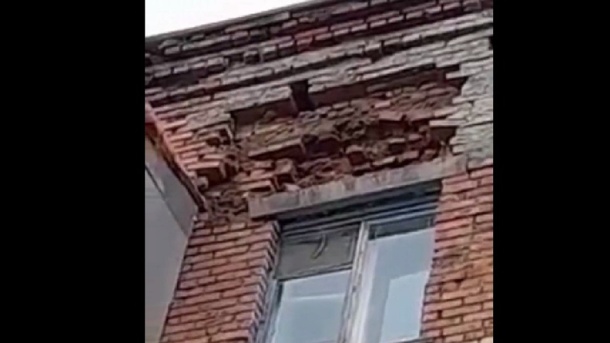 «Кирпичи высыпаются прямо на детскую площадку». В омских Нефтяниках разрушается очередная пятиэтажка
