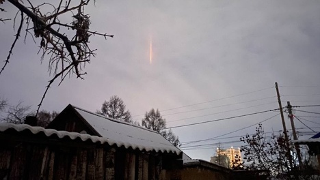 Неужели инопланетяне: омичей смутил ярко-оранжевый столб в небе