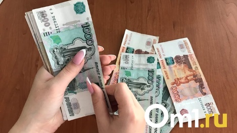 Перестали быть слишком богатыми. Три тысячи омичей смогут получать пособия, в которых им ранее отказали