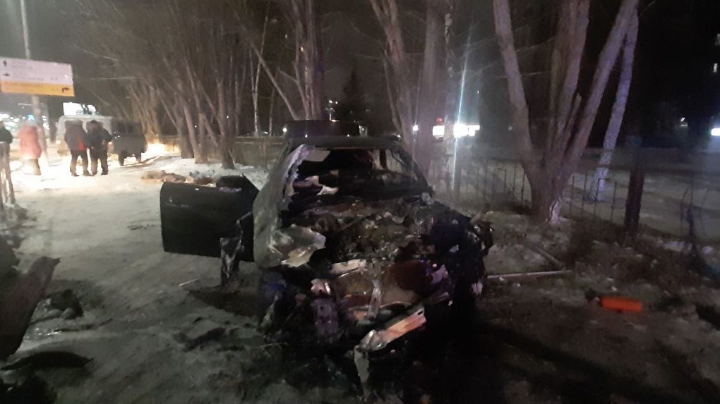 Машина всмятку: 19-летняя жительница Новосибирска погибла в страшном ДТП