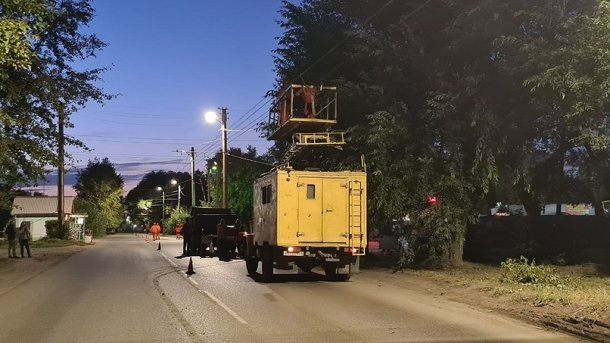 В Омске обновляют контактную сеть для трамваев и троллейбусов