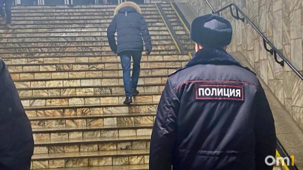 В Омске две недели ищут парня, который пропал с остановки