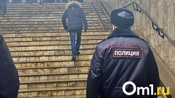 В Омске две недели ищут парня, который пропал с остановки