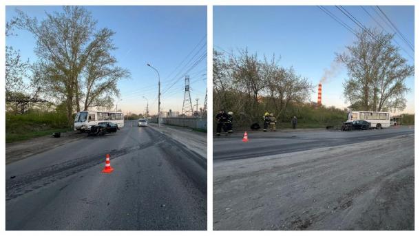 В Новосибирске при столкновении автобуса и легковушки погиб человек