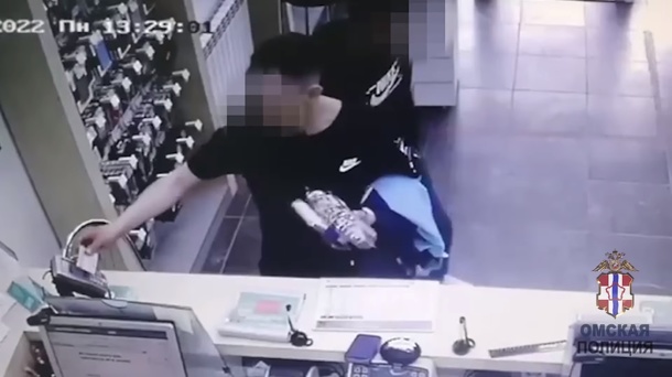 Полицейские задержали двух омичей, которые подозреваются в краже денег с банковских карт