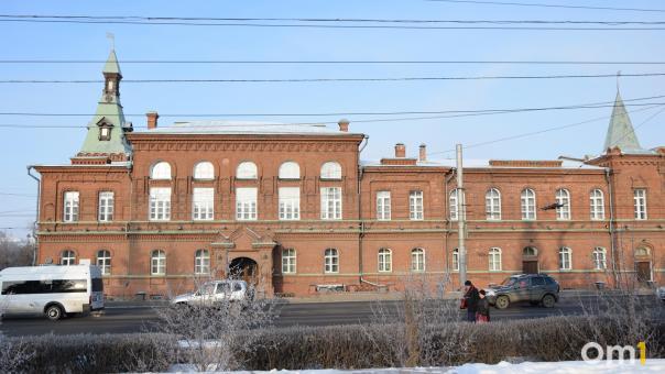 Здание Омского Горсовета спасают от падения в Омь