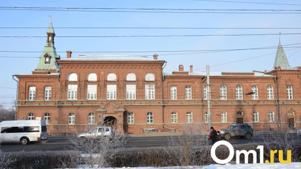 Здание Омского Горсовета спасают от падения в Омь