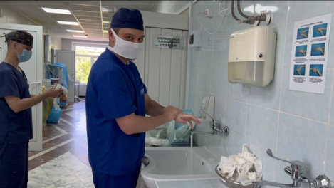 Тахикардия и приступы удушья: в Новосибирске 28-летней девушке удалили огромную опухоль