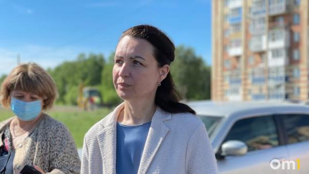 Экс-мэр Омска Фадина прокатилась на самокате и прокомментировала последние новости о Whoosh