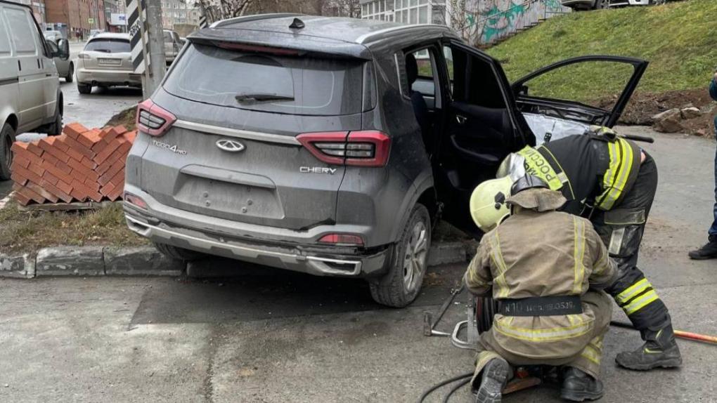 В Новосибирске сотрудники МЧС спасли женщину, зажатую в автомобиле