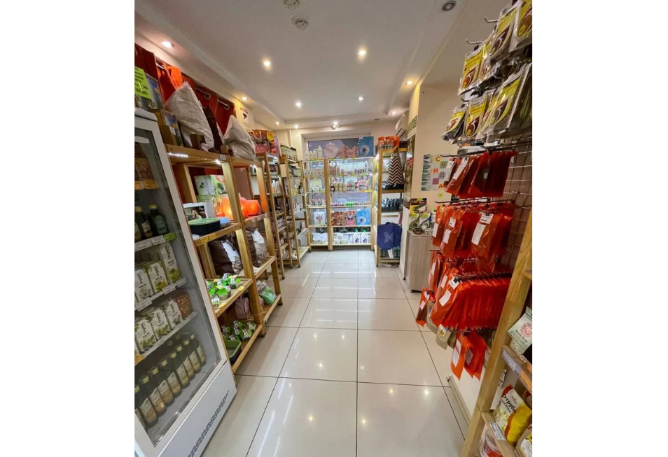 В Омске за скромную сумму продают один из первых вегетарианских магазинов города